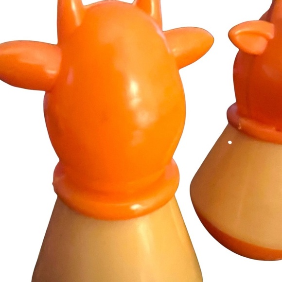 Vintage Cow Salt & Pepper Shaker Set Retro 70s Orange Cream Plastic Retro Kitsch - Picture 5 of 8